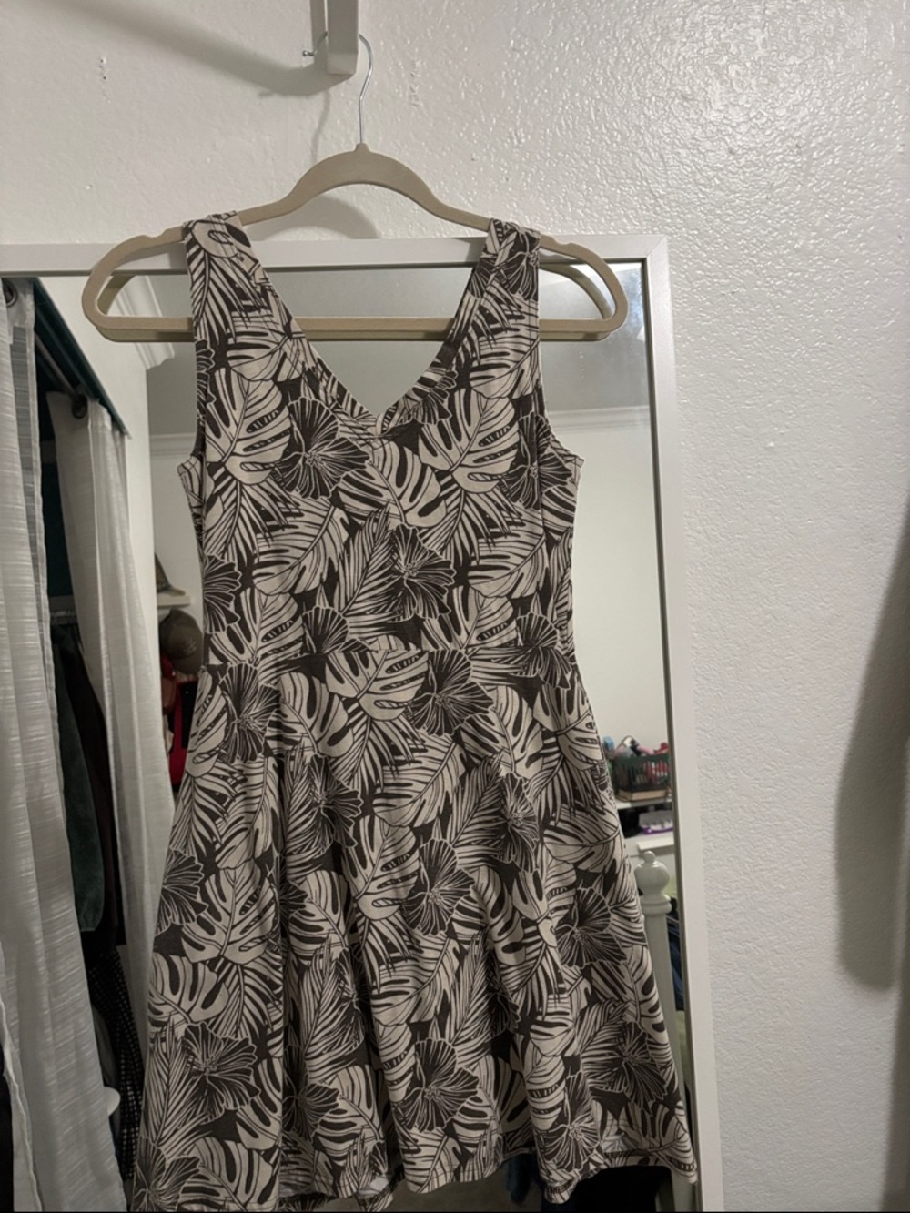 Sleeveless V-Neck Leaf Print Dress - greyish green & Cream